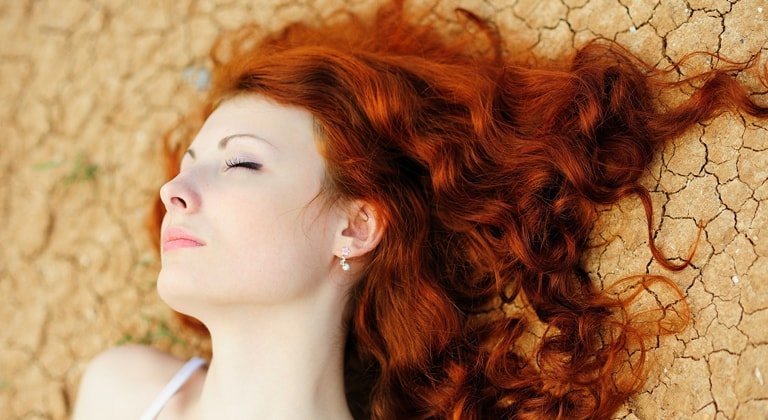 donna con capelli rossi nel deserto